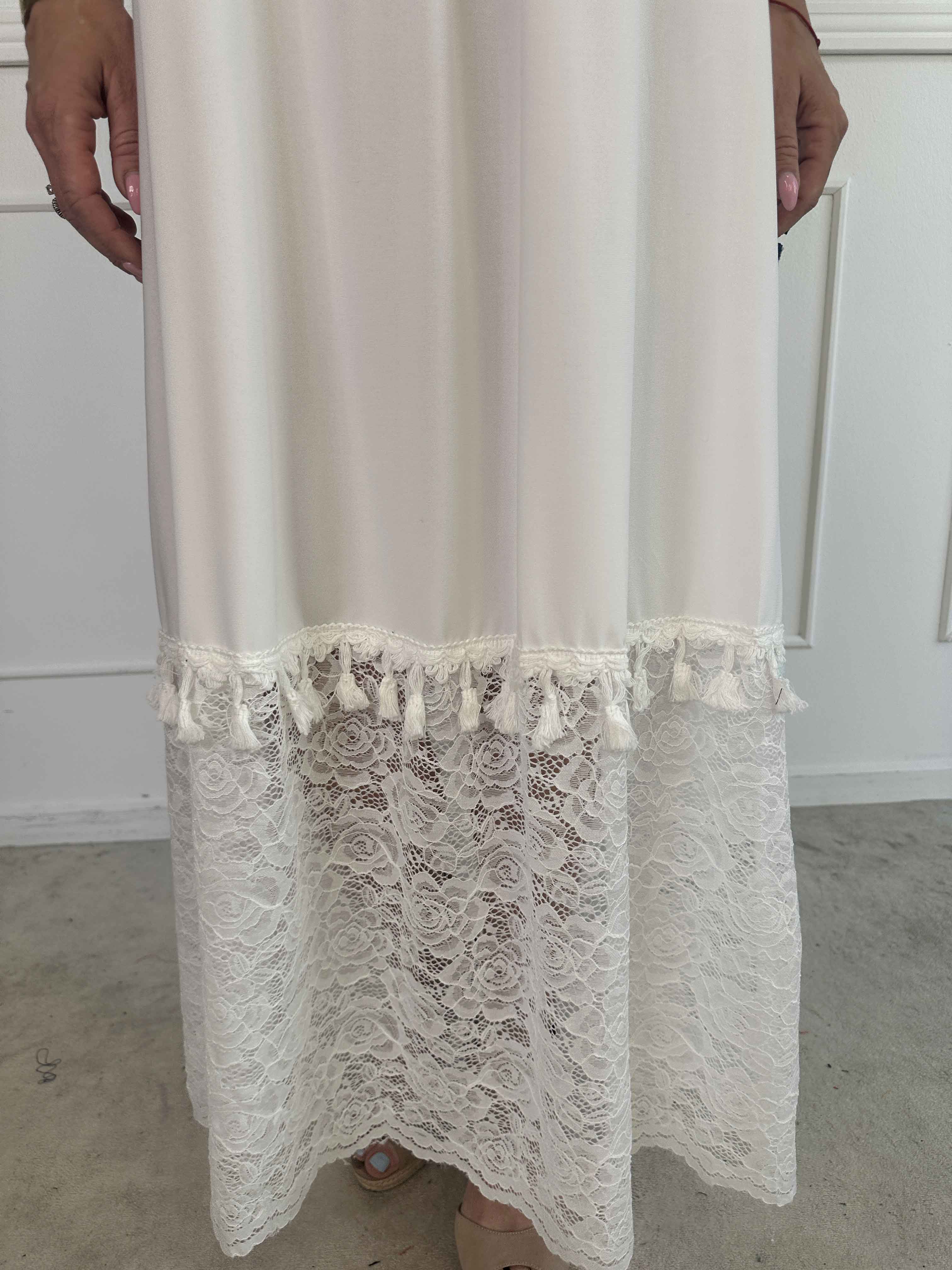 Willow - Lång elastisk klänning med spets nedtill